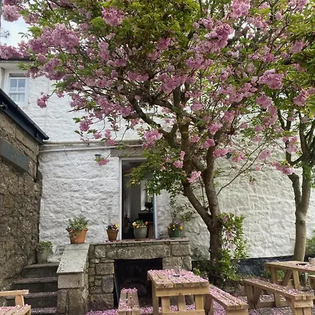 The White House At The Tinners Arms * St Ives